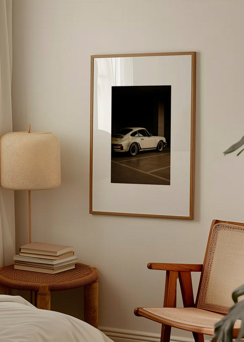 Fotografi af klassisk bil i nattegarage – Product1