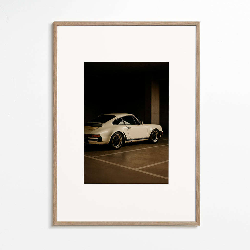 Fotografi af klassisk bil i nattegarage – Oak Frame
