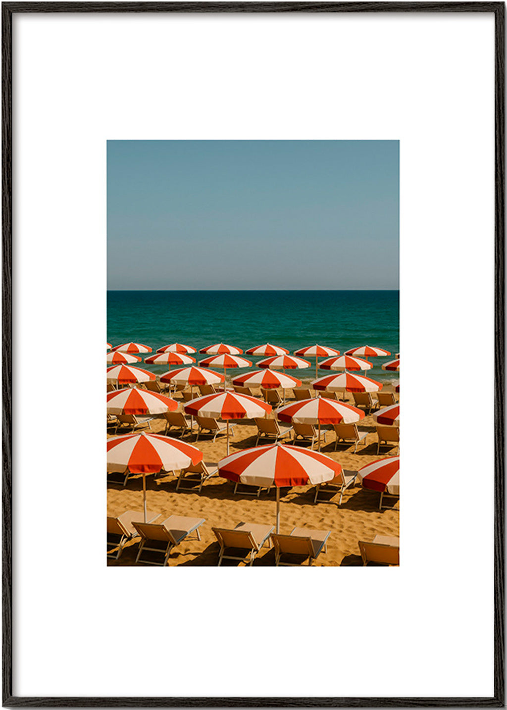 Landskabskunst med røde strandparaplyer – Black Frame