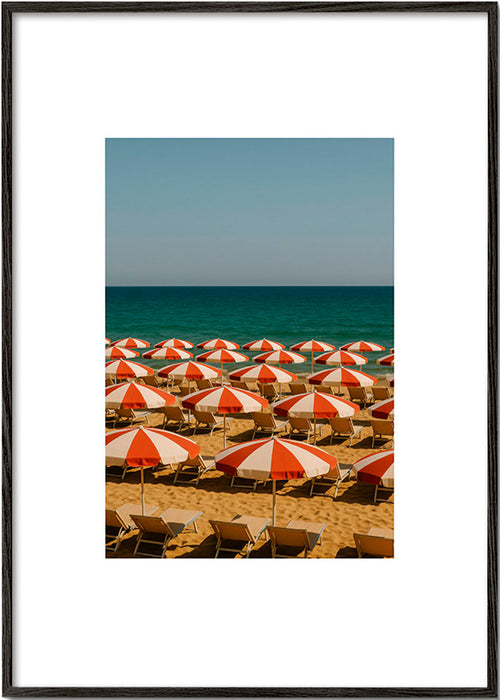 Landskabskunst med røde strandparaplyer – Black Frame