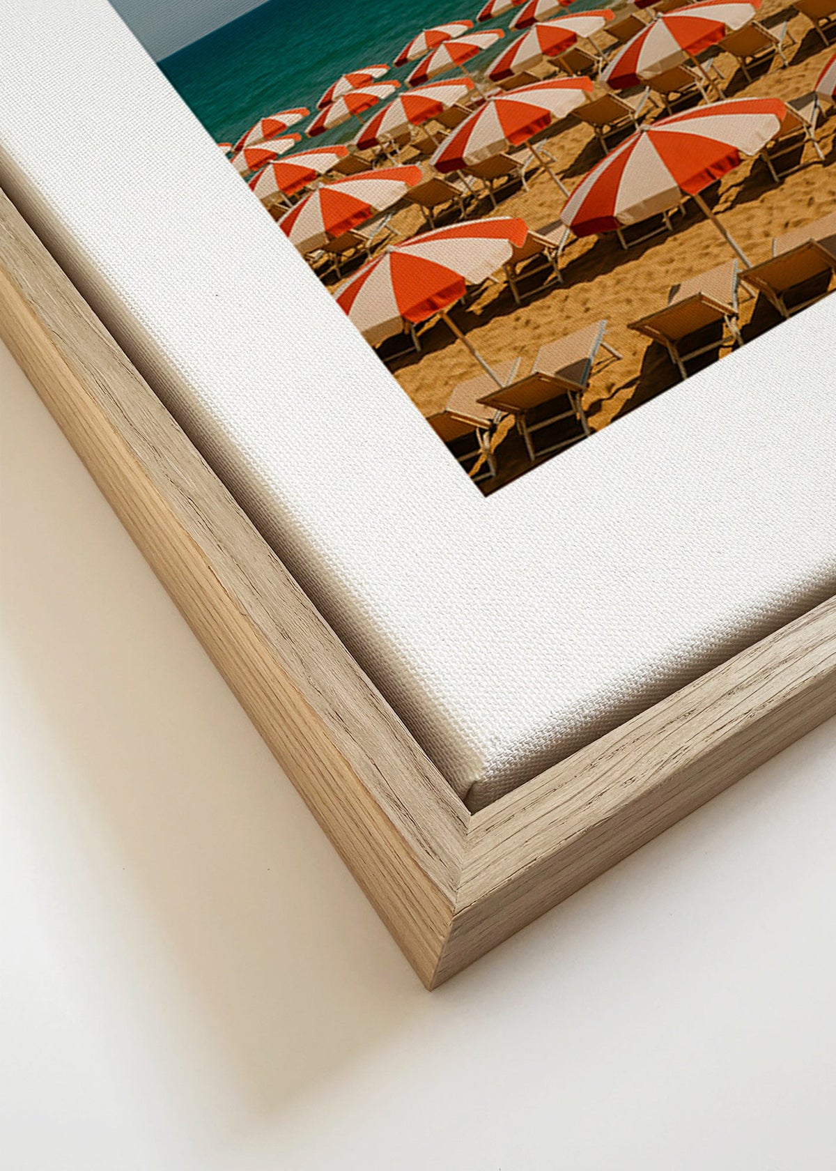 Landskabskunst med røde strandparaplyer – Canvas detail