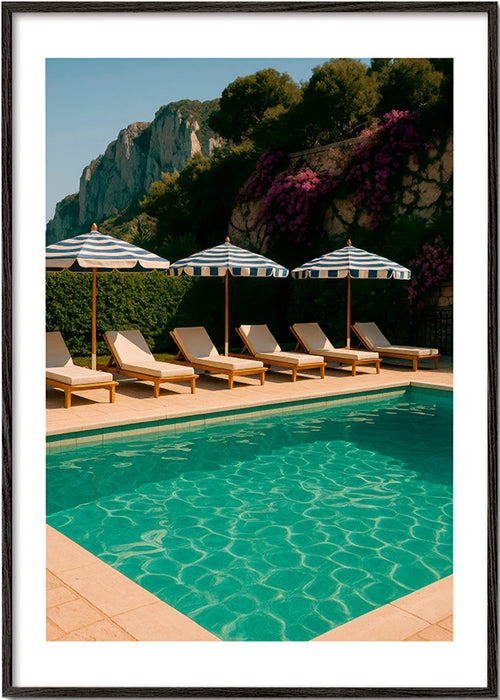 Fotografi af pool med stribede parasoller – Black Frame