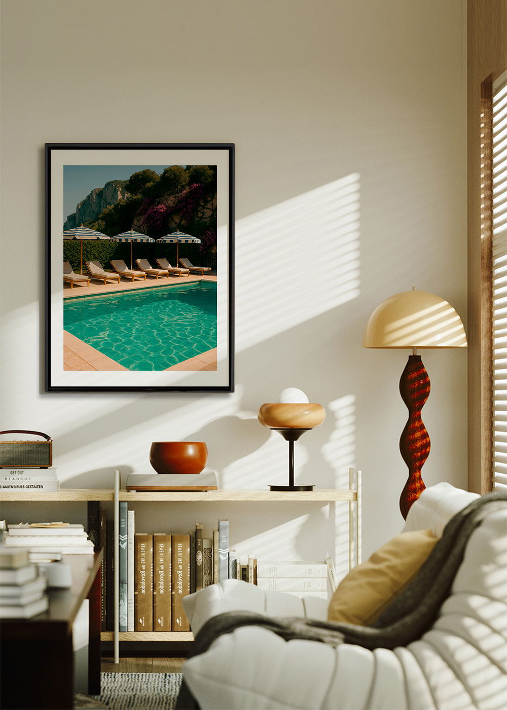 Fotografi af pool med stribede parasoller – Canvas1