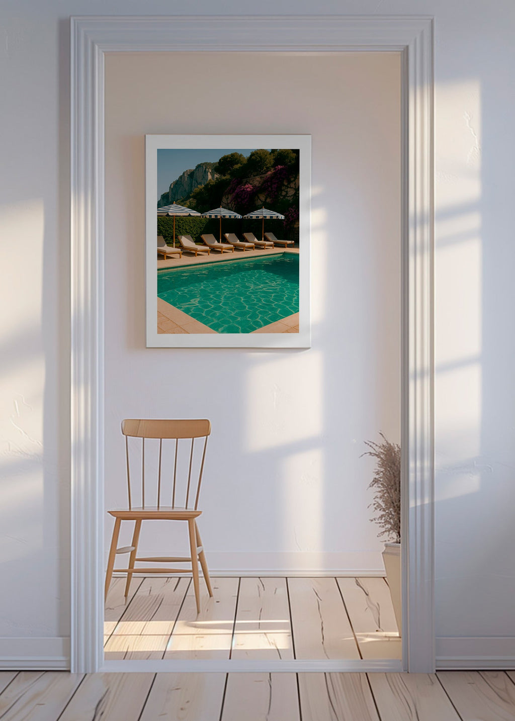 Fotografi af pool med stribede parasoller – Canvas
