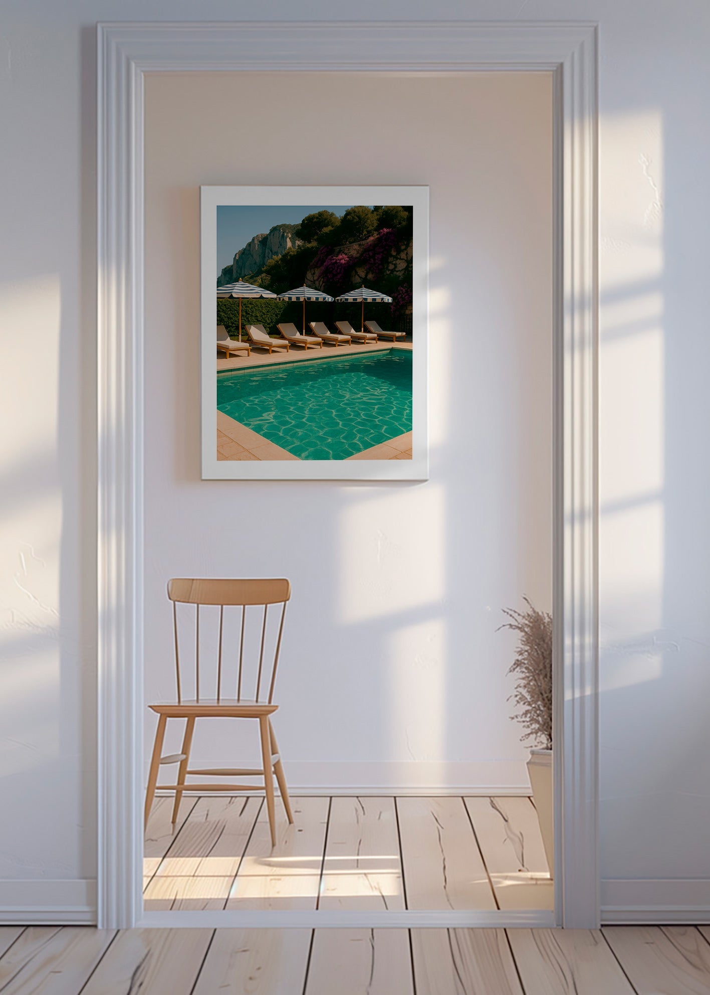 Fotografi af pool med stribede parasoller – Canvas