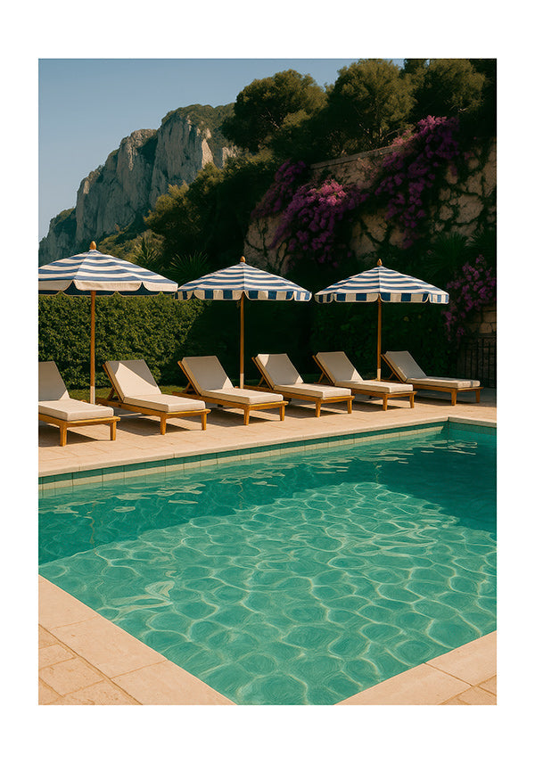 Fotografi af pool med stribede parasoller