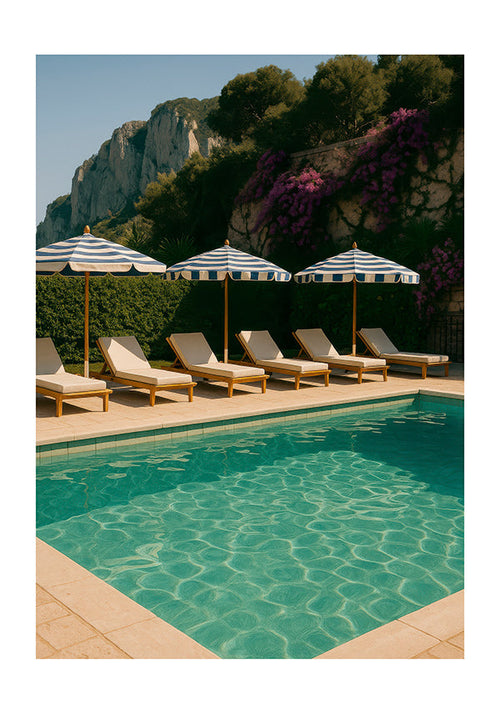 Fotografi af pool med stribede parasoller