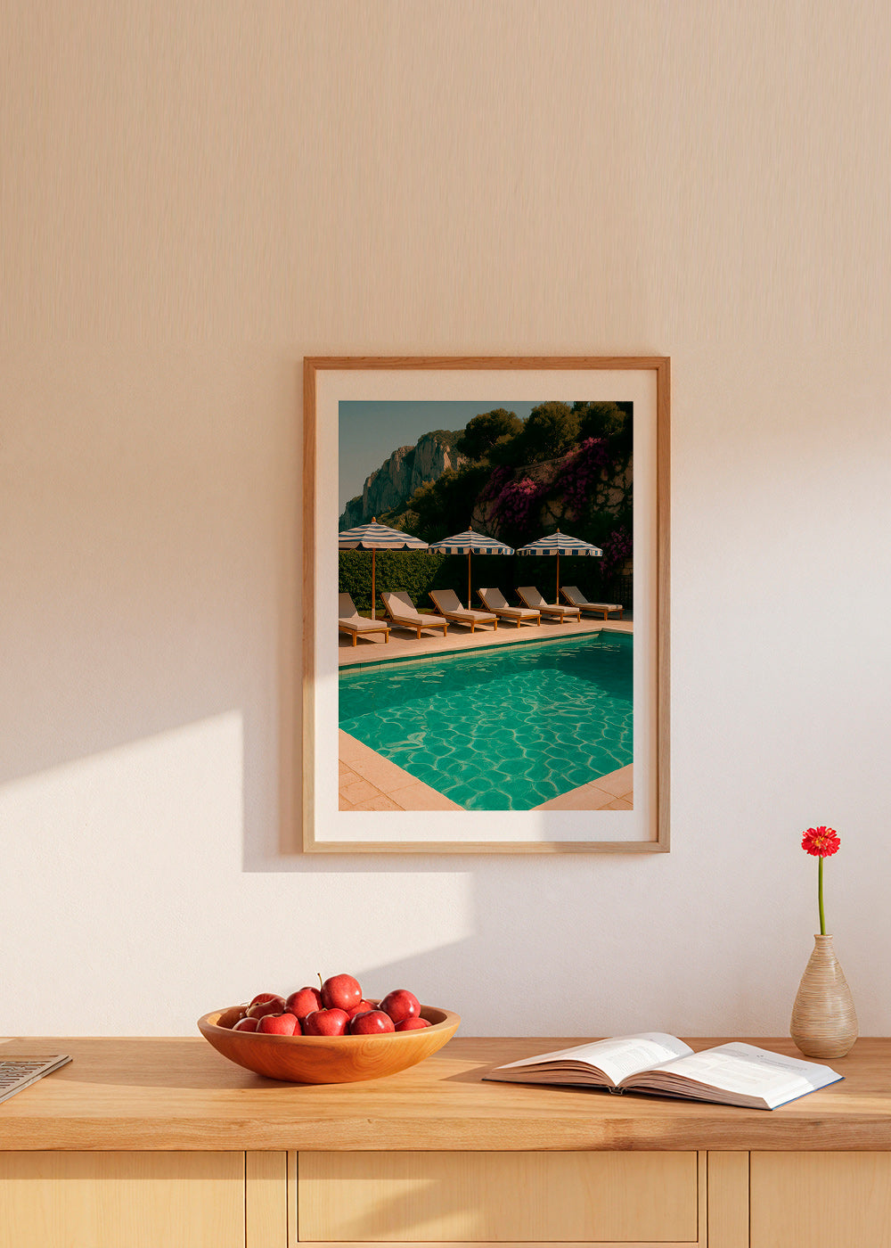 Fotografi af pool med stribede parasoller – Product1