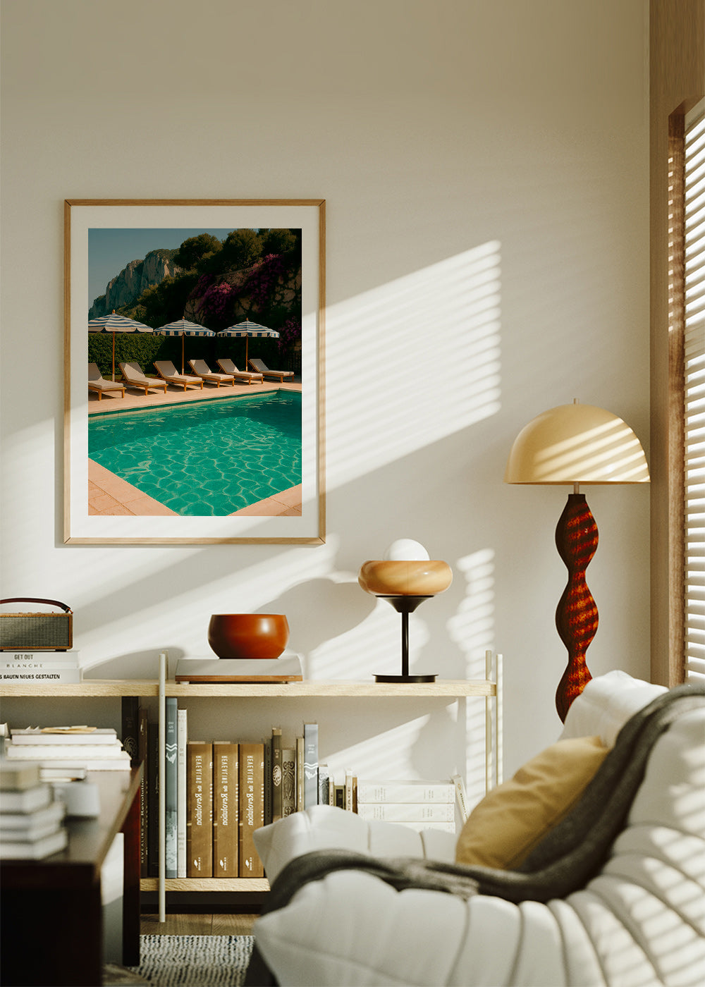 Fotografi af pool med stribede parasoller – Product3
