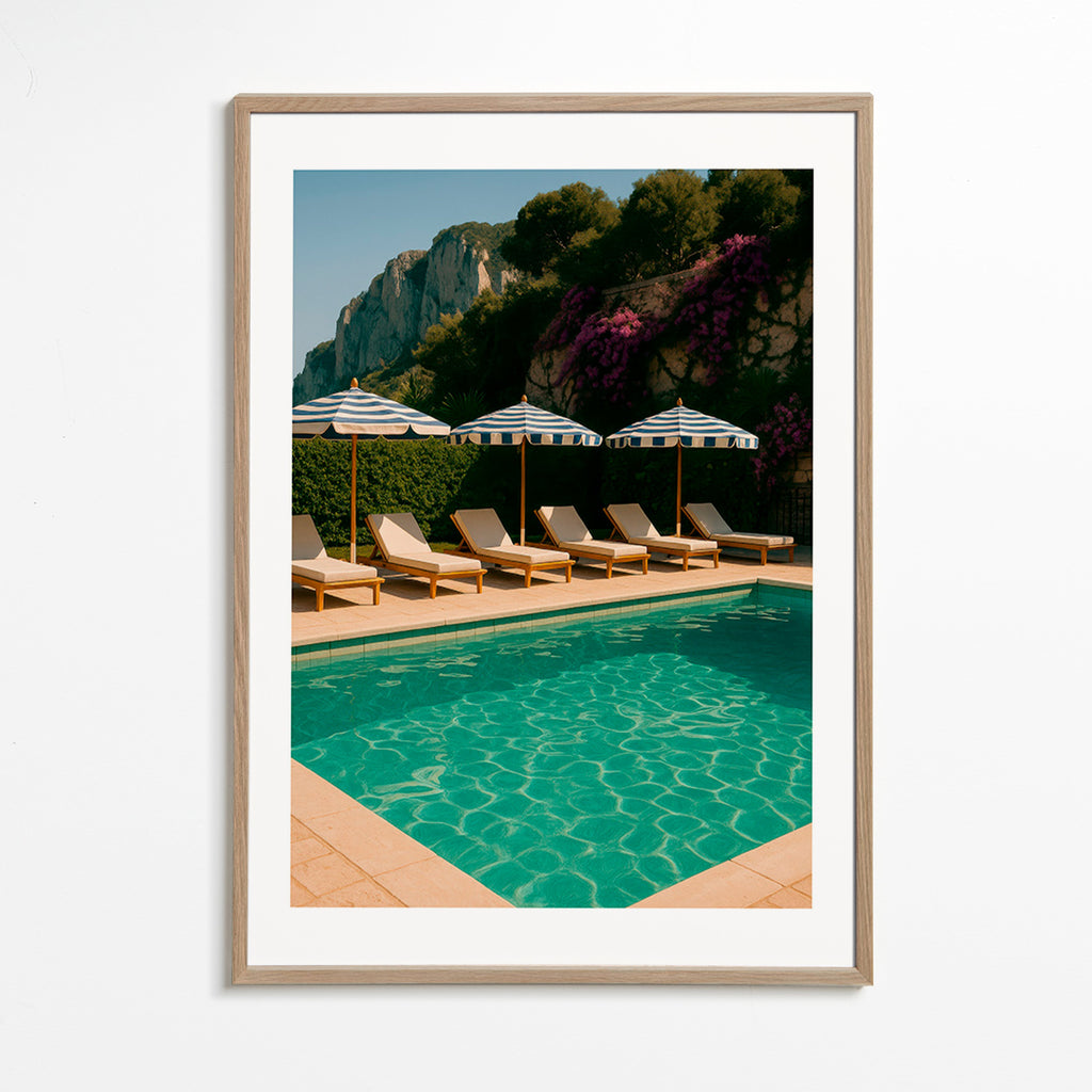 Fotografi af pool med stribede parasoller – Oak Frame