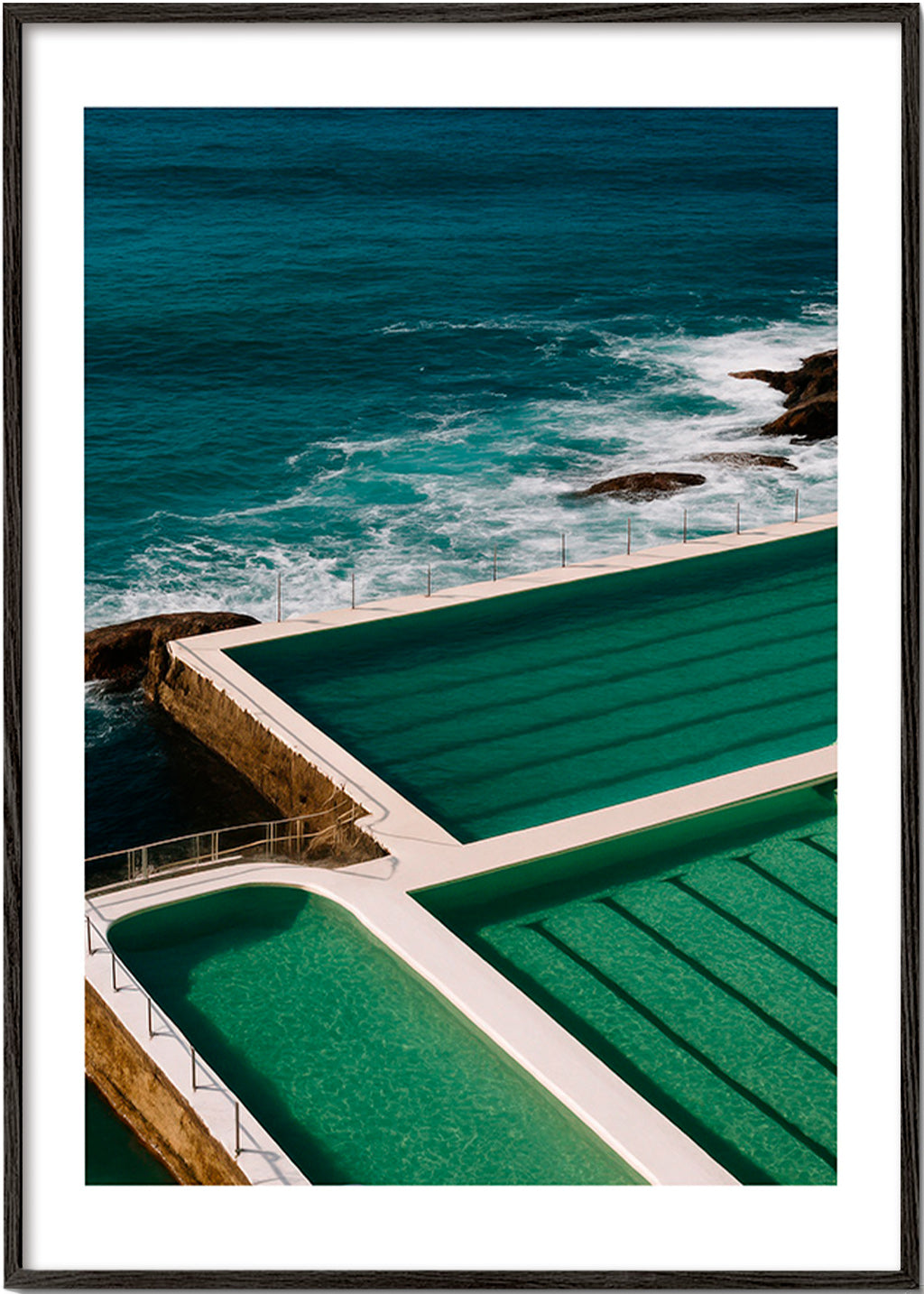 Landskabskunst med pools ved kysten – Black Frame