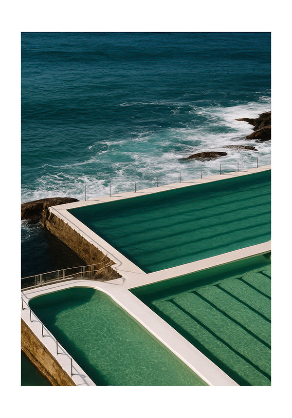 Landskabskunst med pools ved kysten