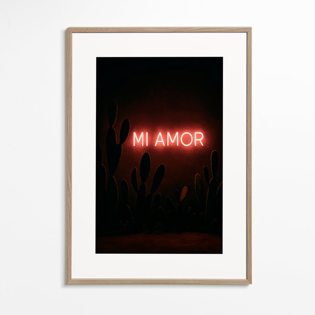 Fotografi: neonskilt 'Mi Amor' med kaktusser – Oak Frame