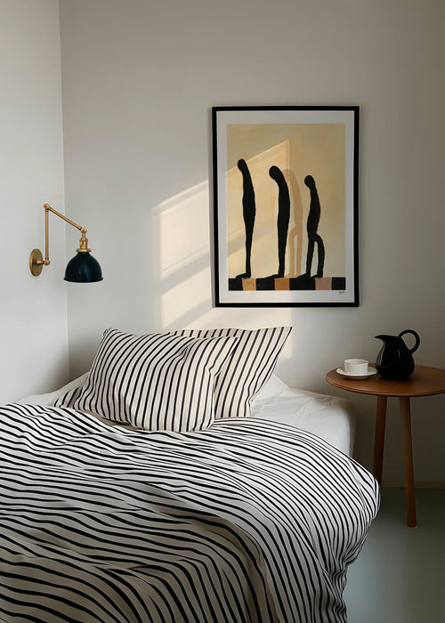 Abstrakt billede med udstrakte figurer på beige – Product1