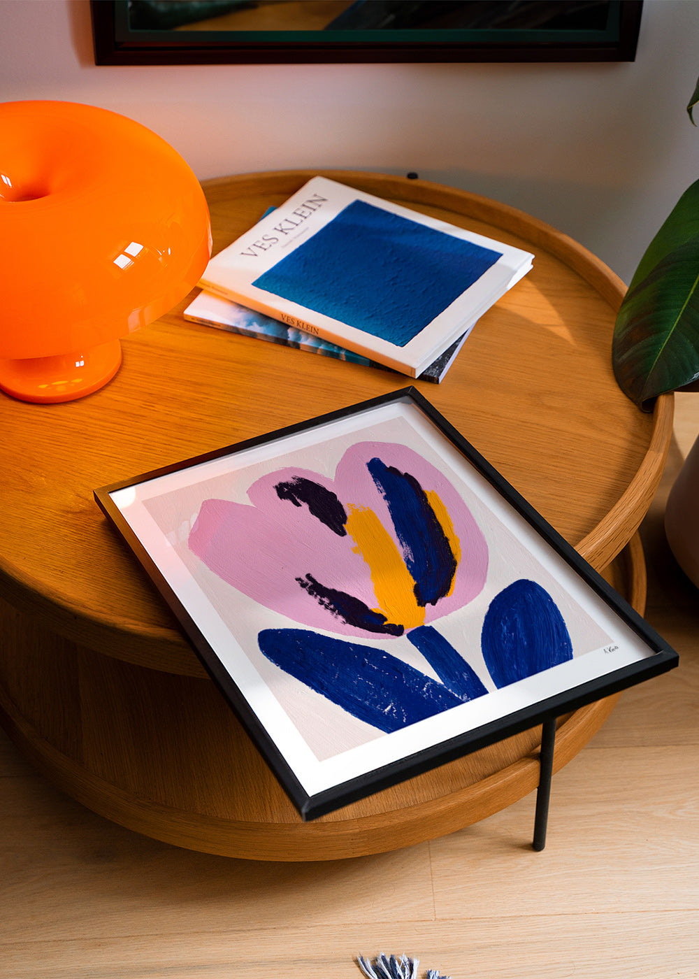 Botanisk plakat rosa blomst med blå strøg – Product2