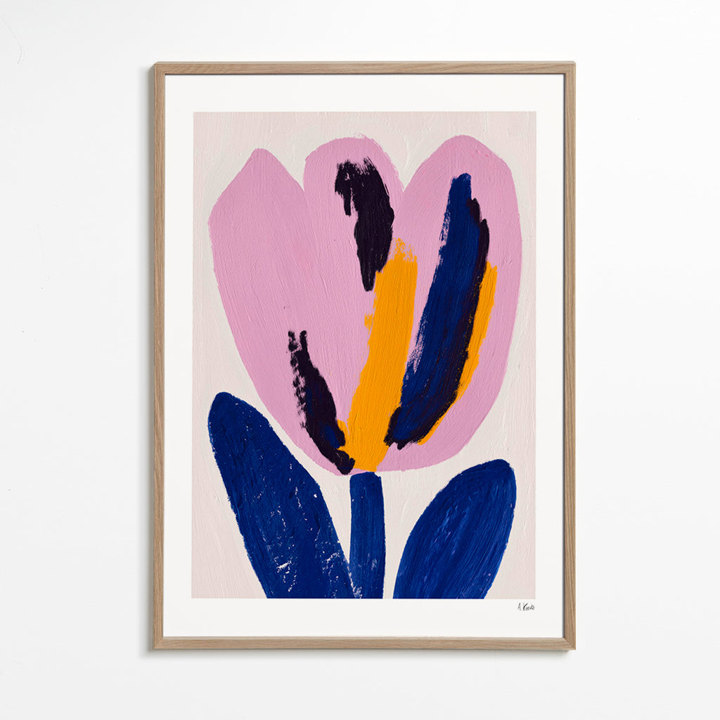 Botanisk plakat rosa blomst med blå strøg – Oak Frame