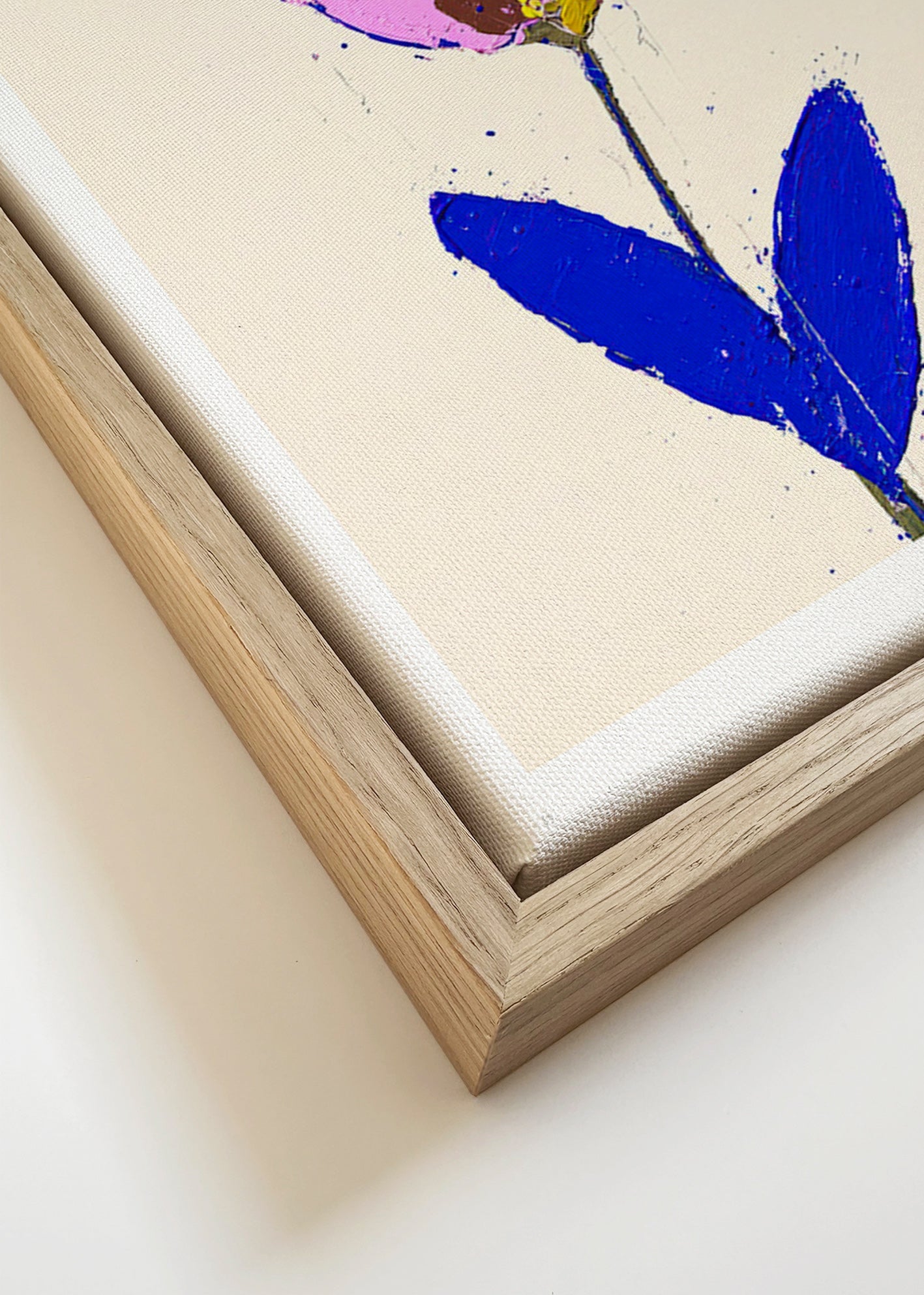 Botanisk plakat med lilla blomst og blåt blad – Canvas detail