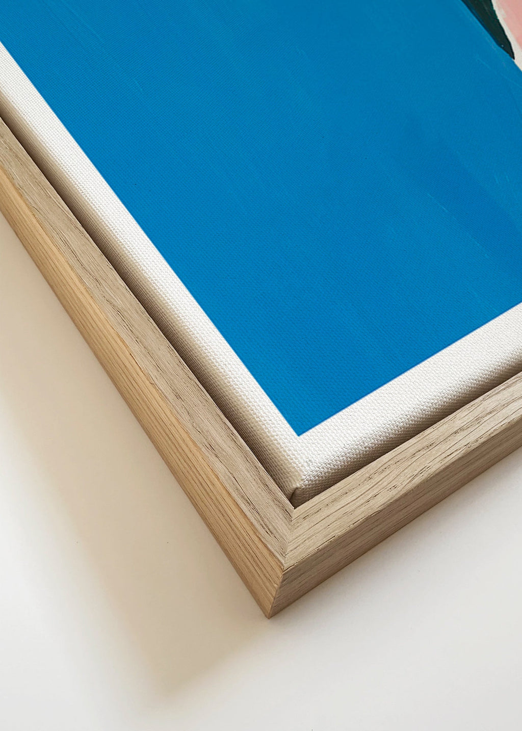 Abstrakt billede: blåt felt med lyserød kurve – Canvas detail