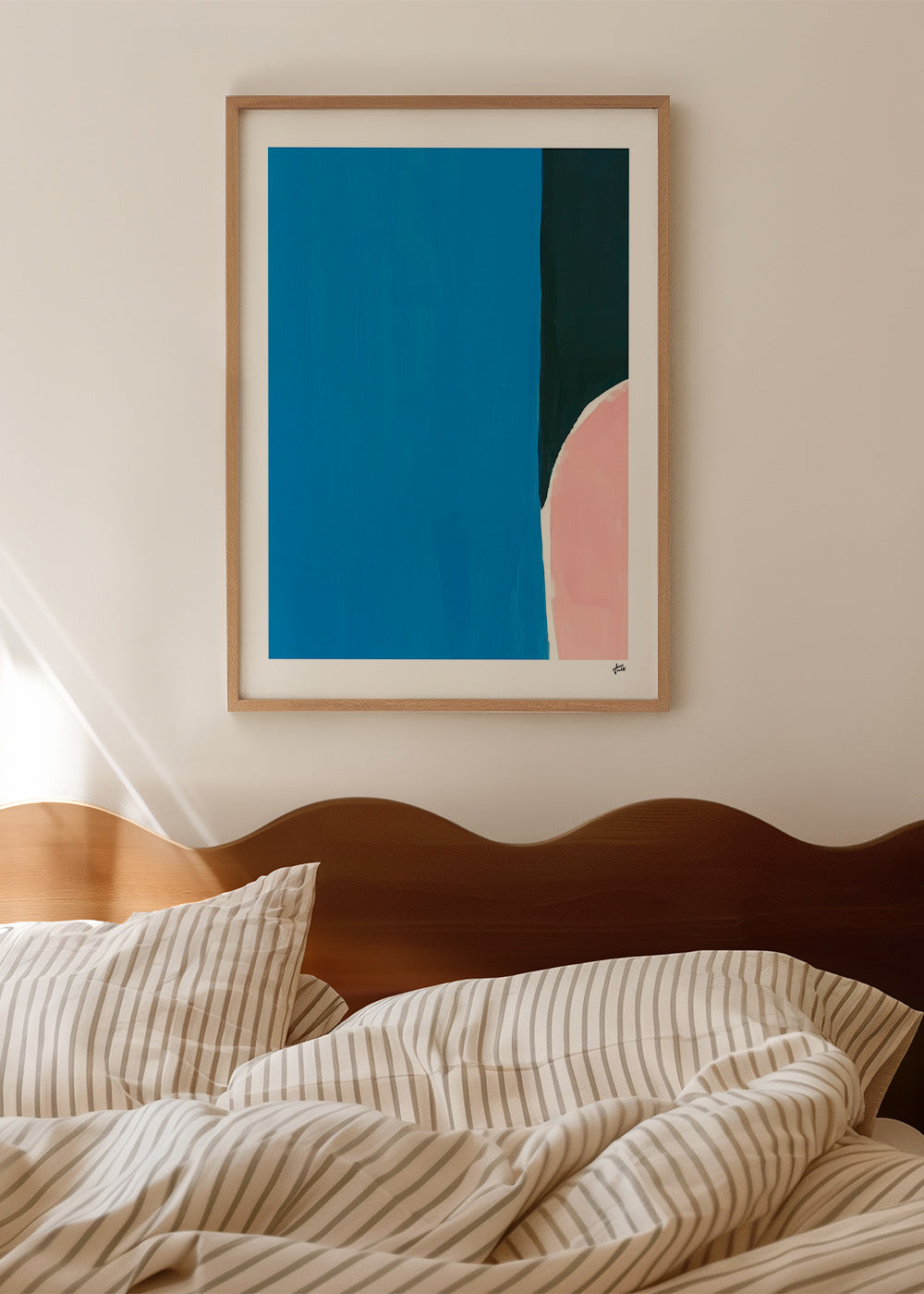 Abstrakt billede: blåt felt med lyserød kurve – Product1
