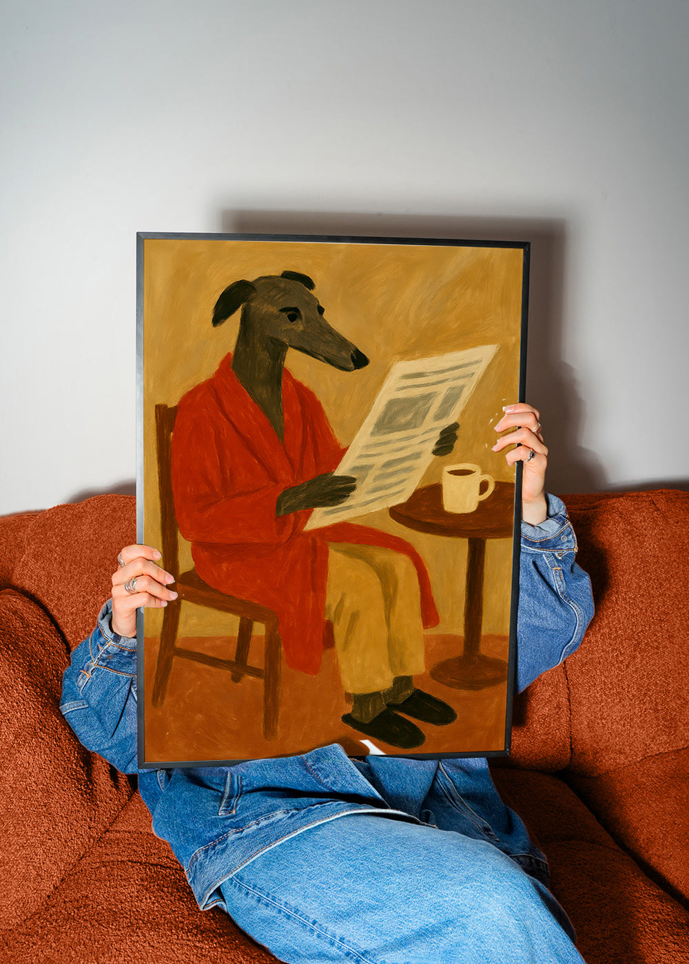 Maleri af hund der læser avis i rød badekåbe – Product1