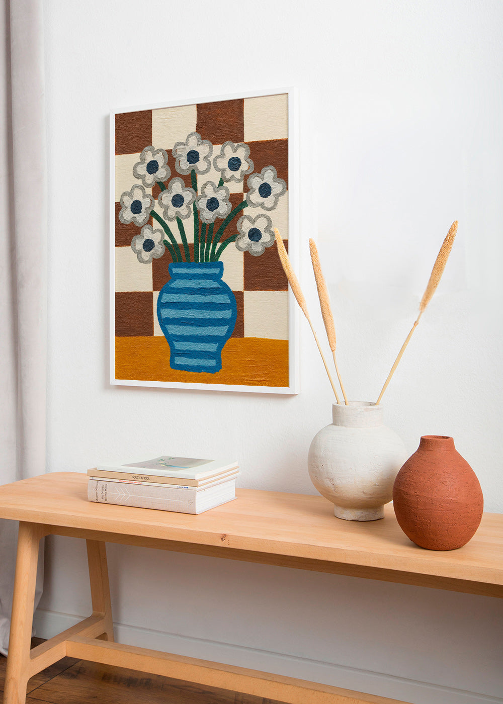 Botanisk plakat: blå vase med blomster på ternet baggrund – Product1