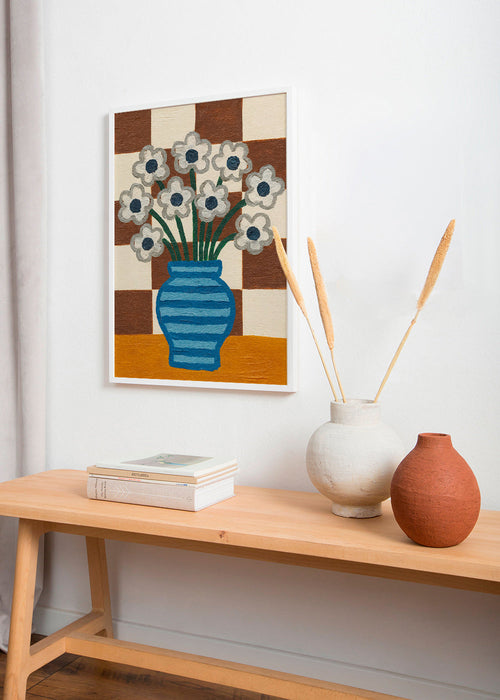 Botanisk plakat: blå vase med blomster på ternet baggrund – Product1