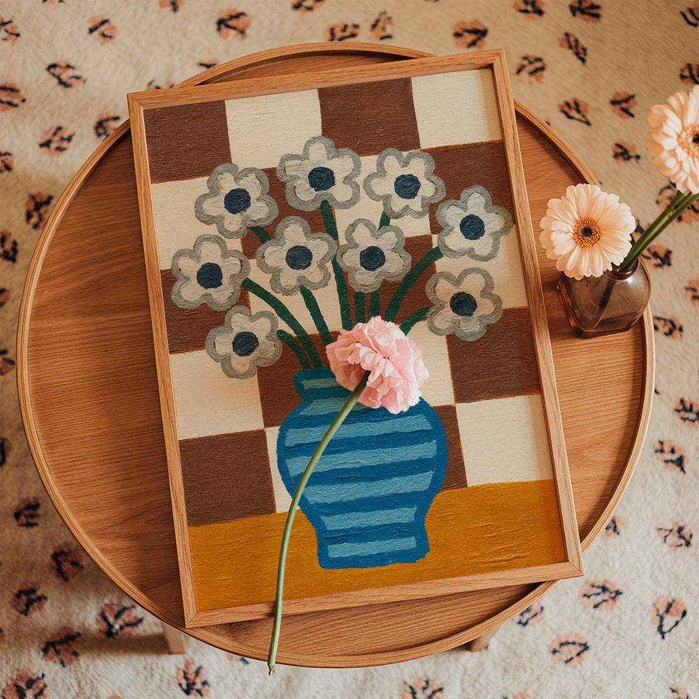 Botanisk plakat: blå vase med blomster på ternet baggrund – Product3
