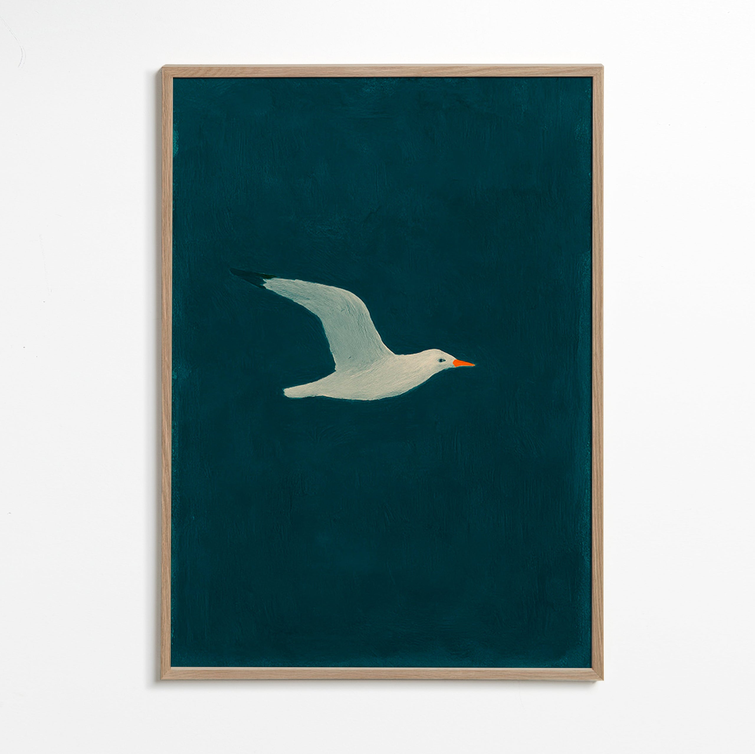 Kunst måge i flyvning over dybt hav – Oak Frame