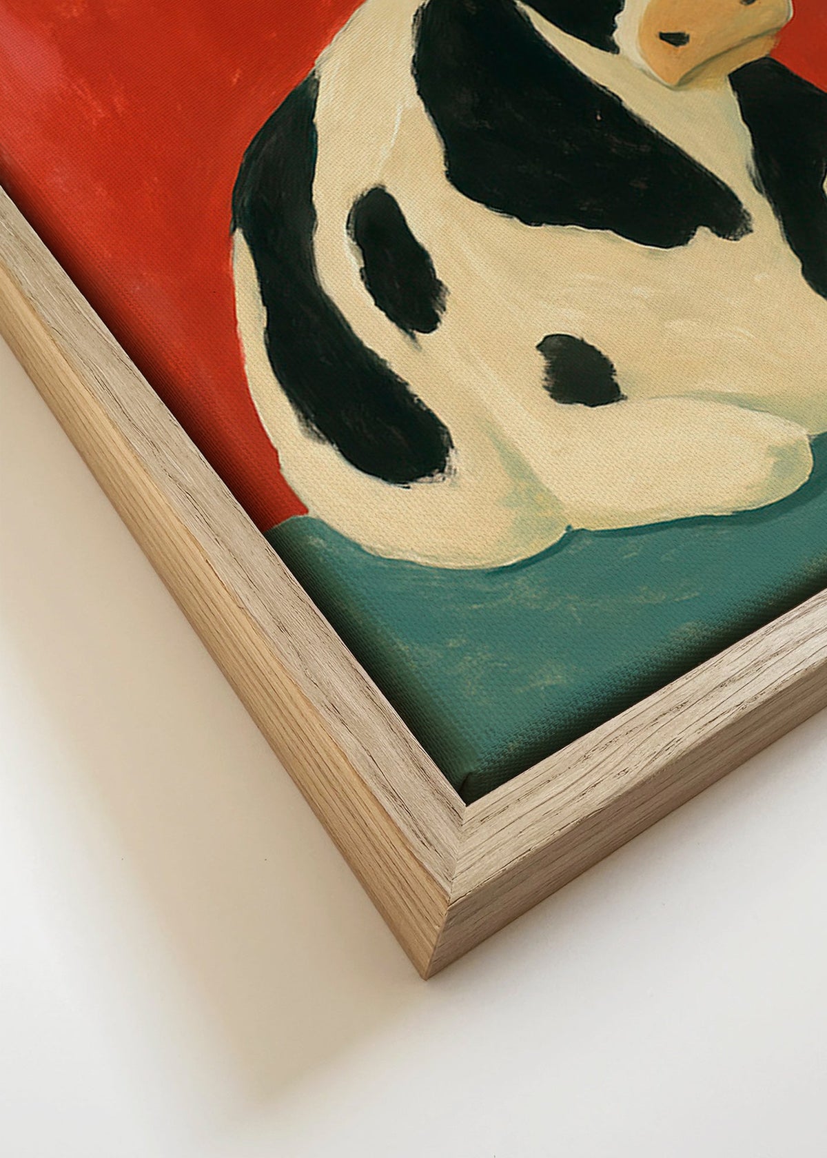 Billede hvilende ko på rød baggrund – Canvas detail