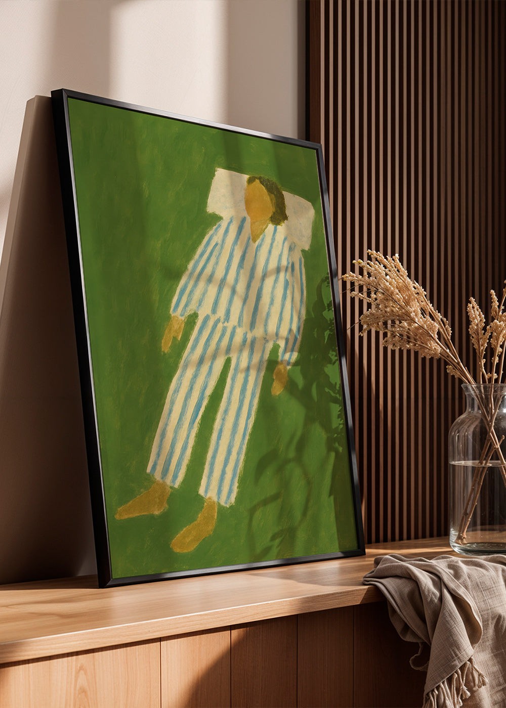 Illustration af figur liggende i striped pyjamas – Product1