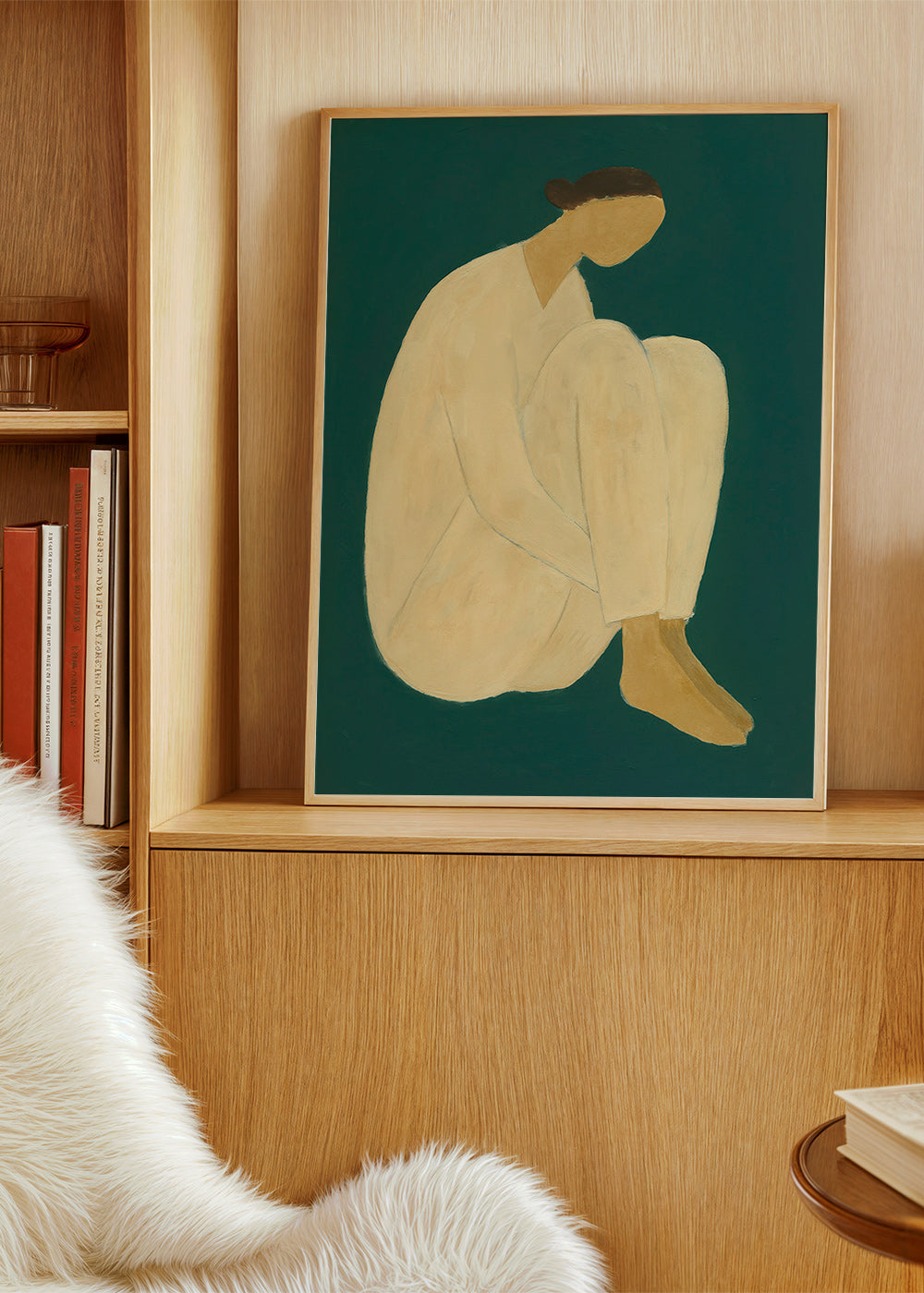 Minimalistisk billede med siddende figur på grøn baggrund – Product2