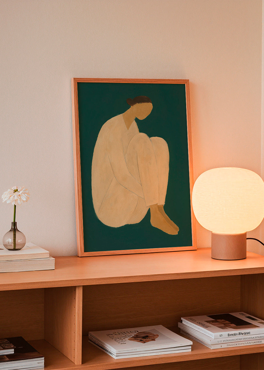 Minimalistisk billede med siddende figur på grøn baggrund – Product3