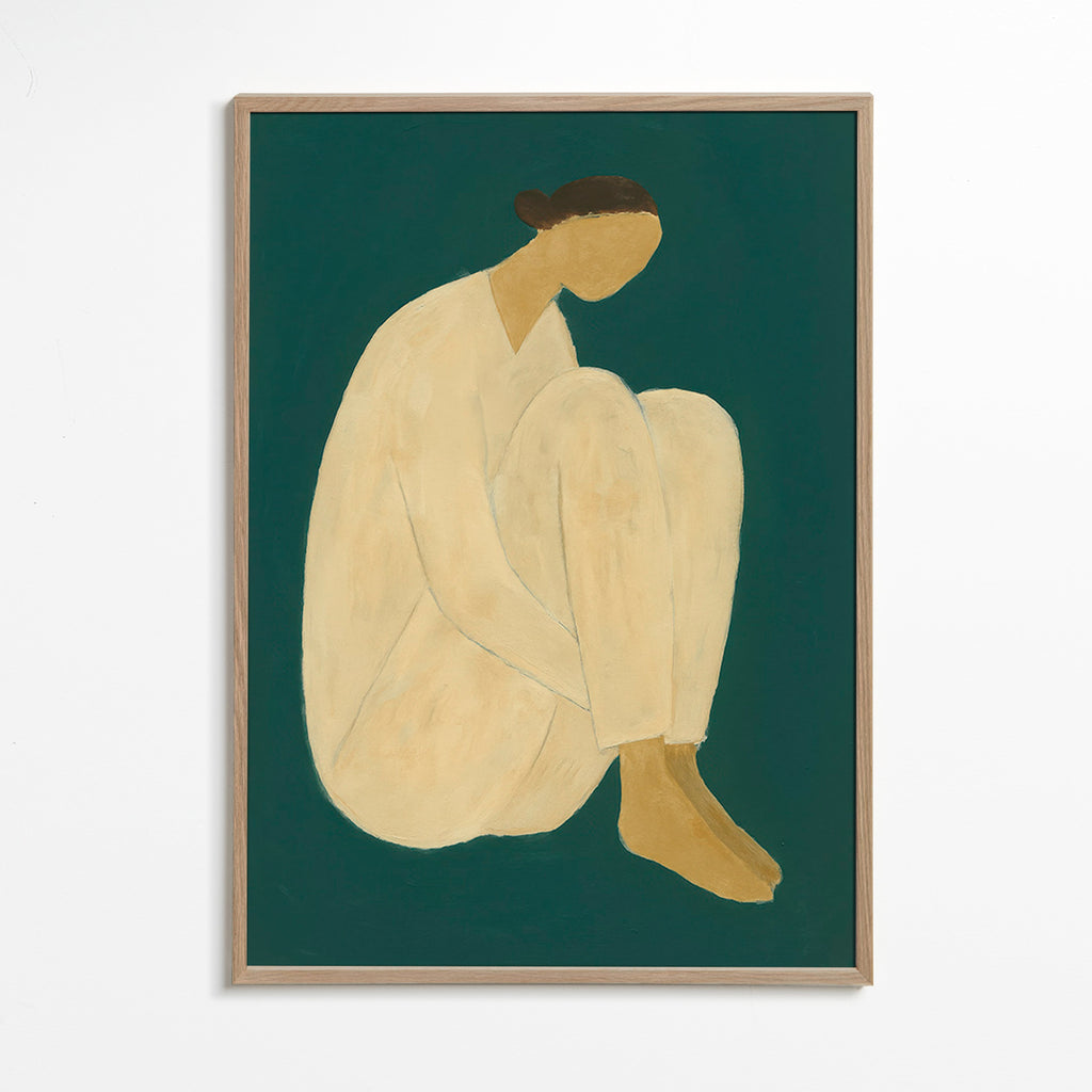 Minimalistisk billede med siddende figur på grøn baggrund – Oak Frame