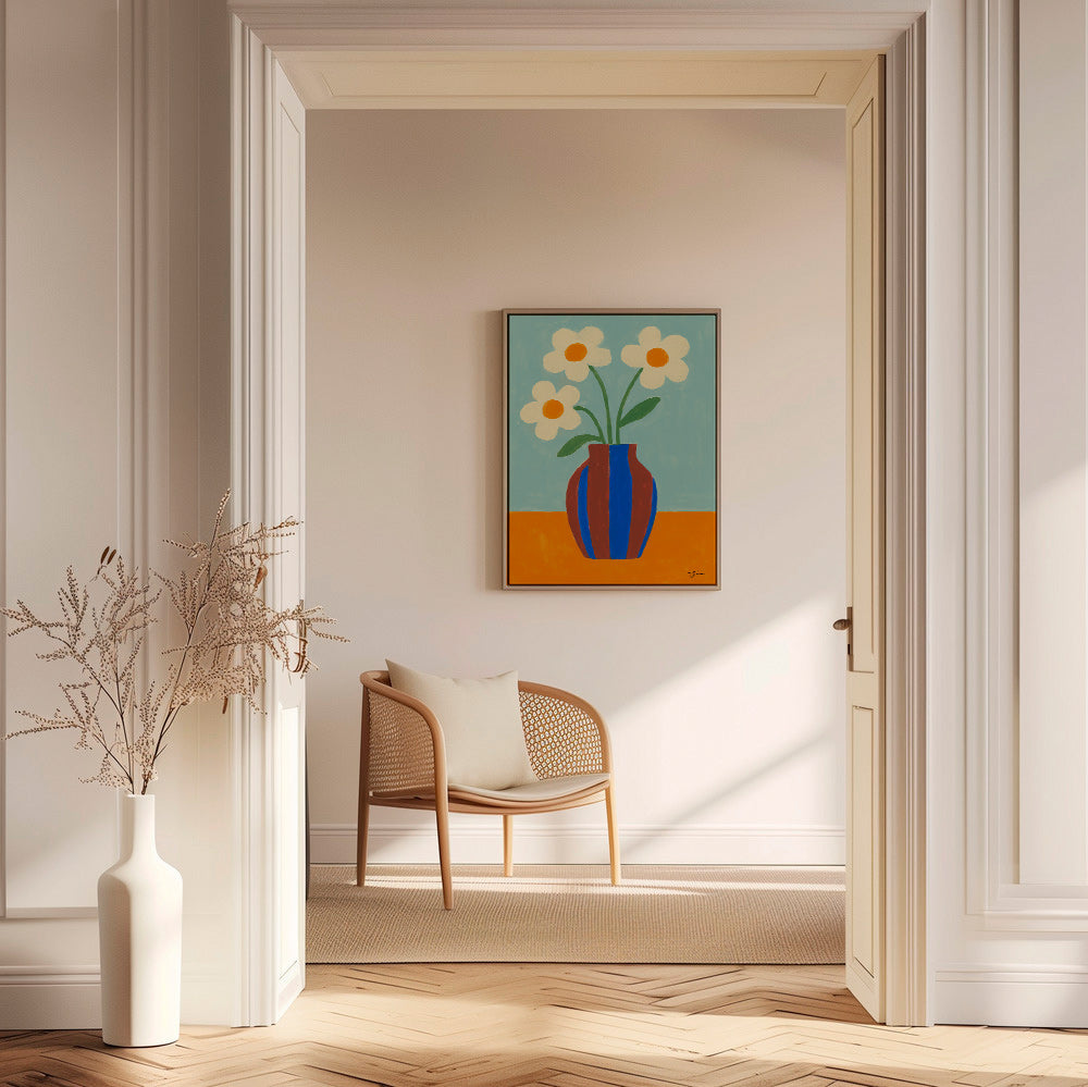 Botanisk plakat med stribet vase og cremefarvede blomster – Canvas1
