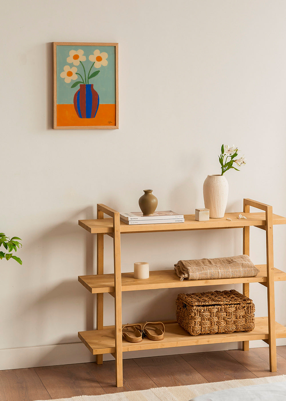 Botanisk plakat med stribet vase og cremefarvede blomster – Product3