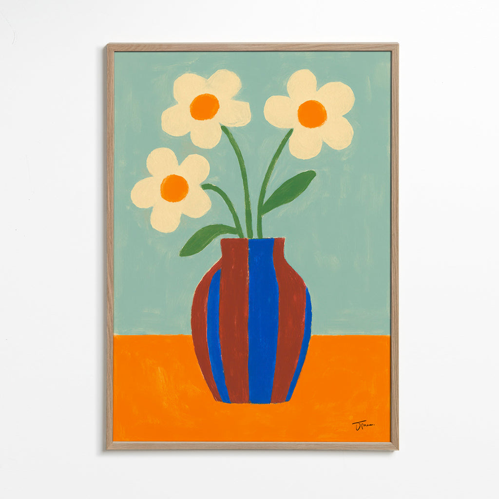 Botanisk plakat med stribet vase og cremefarvede blomster – Oak Frame