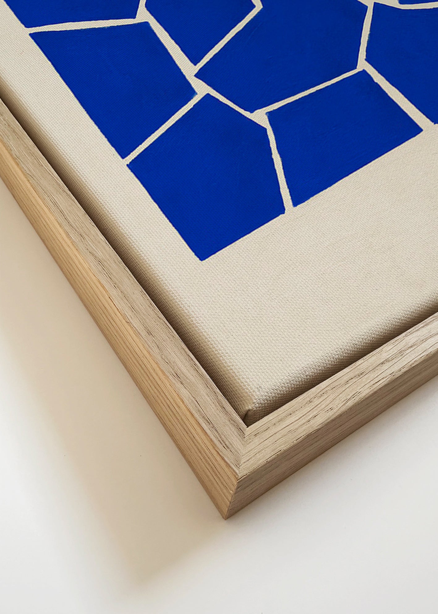 Abstrakt værk i blå med geometriske fragmenter – Canvas detail