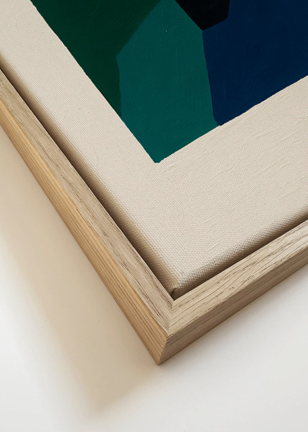 Abstrakt maleri med grønne og marineblå blokke – Canvas detail