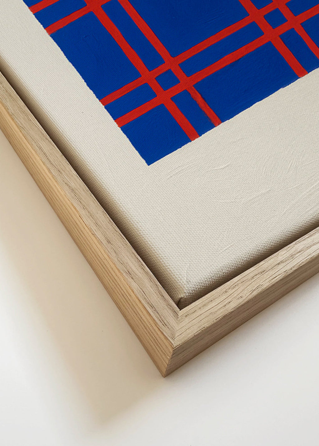 Geometrisk billede i blå med rød gitter – Canvas detail