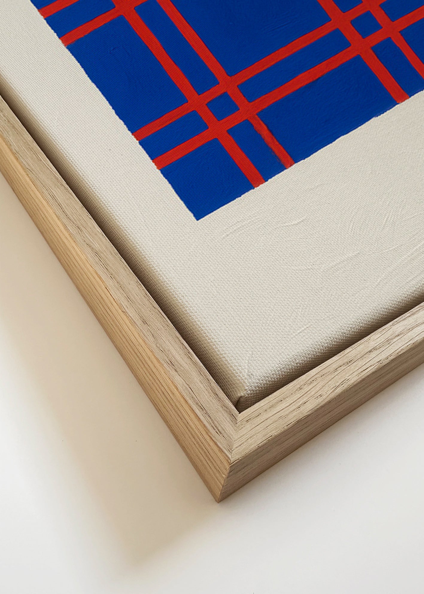 Geometrisk billede i blå med rød gitter – Canvas detail