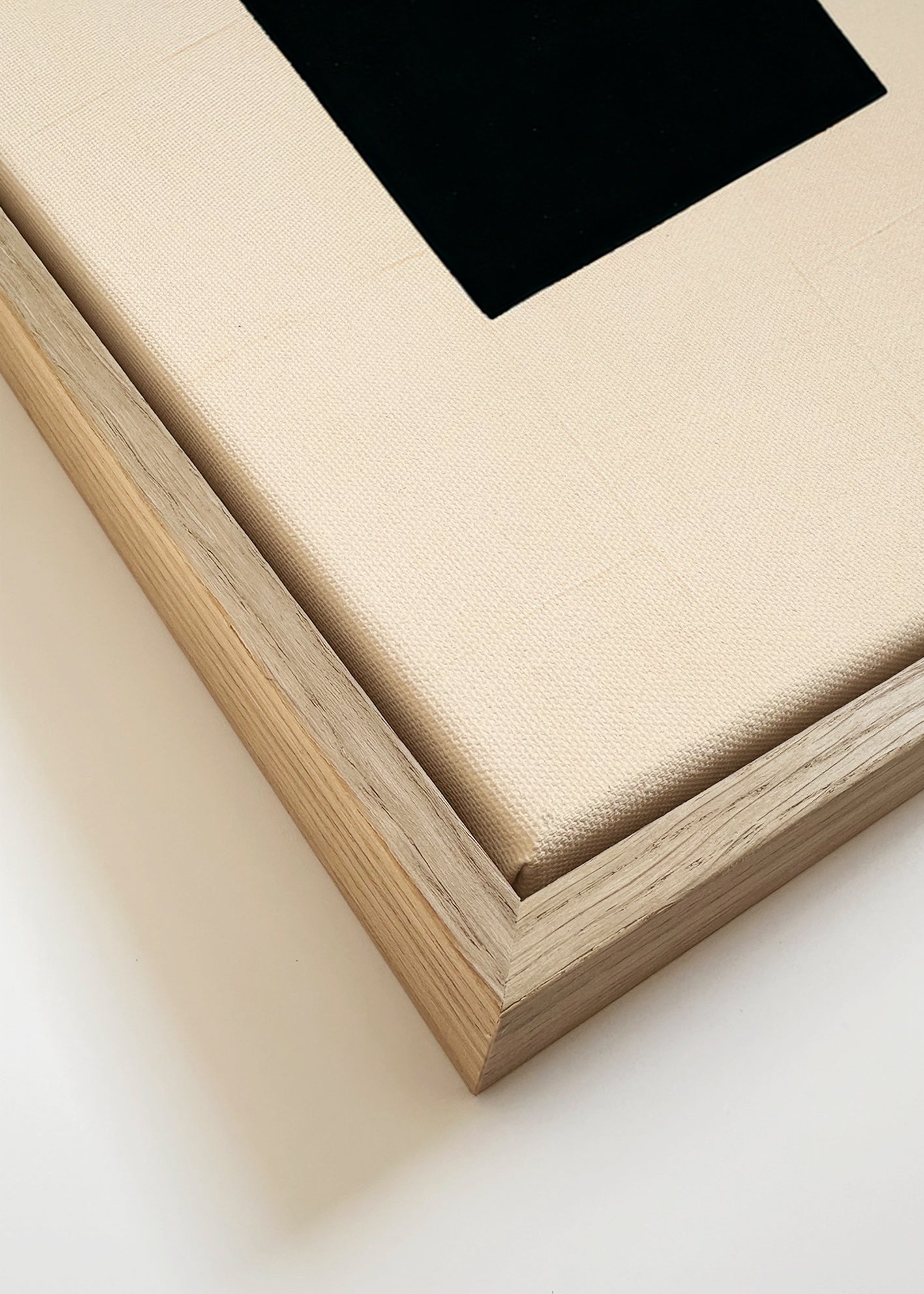 Abstrakt billede: sort firkant på creme – Canvas detail