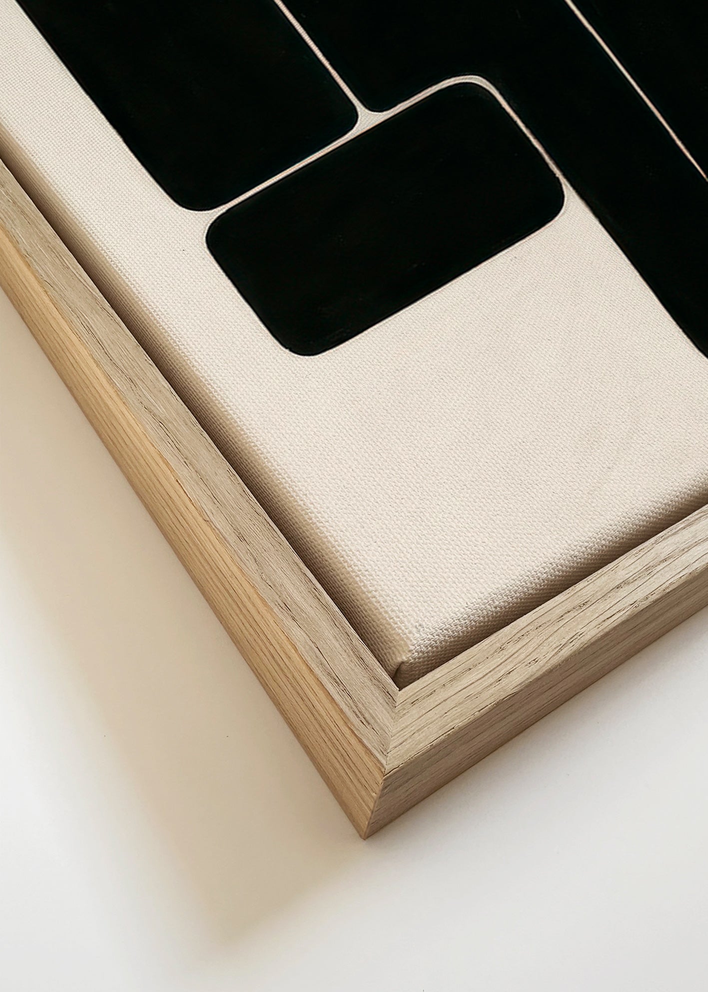 Geometrisk plakat med markante sorte former – Canvas detail
