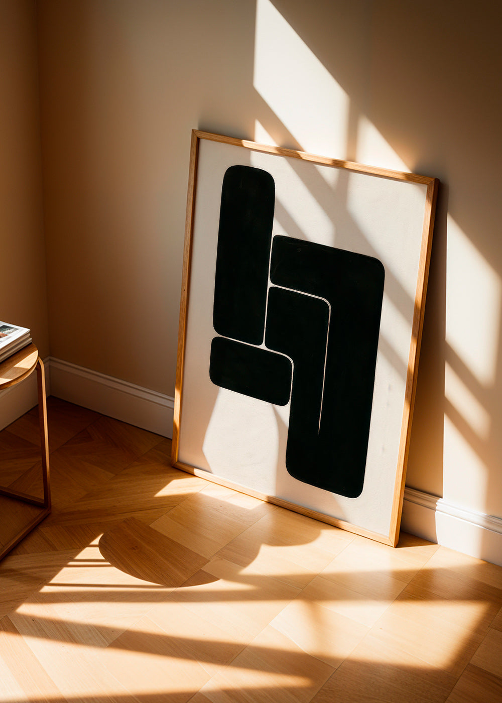 Geometrisk plakat med markante sorte former – Product2