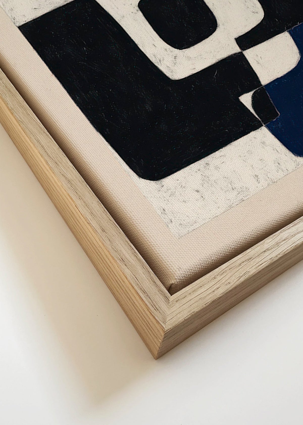 Abstrakt kunst med sorte blokke og blåt accent – Canvas detail