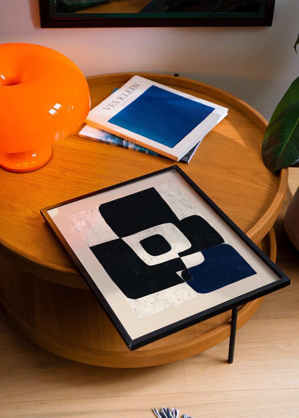 Abstrakt kunst med sorte blokke og blåt accent – Product3