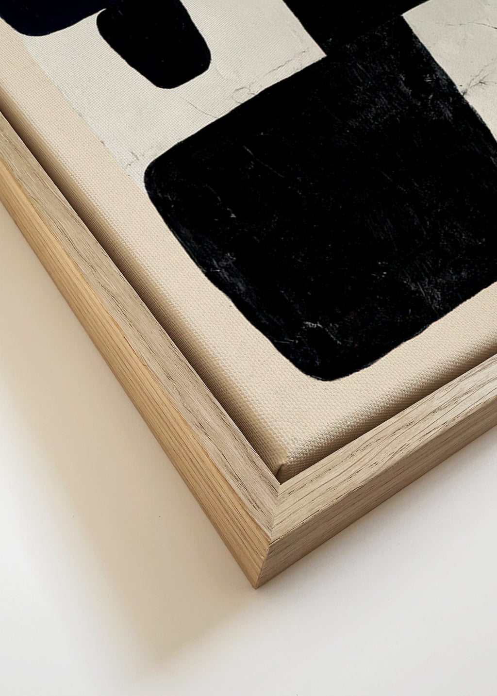 Geometrisk plakat med sorte felter og rødt accent – Canvas detail