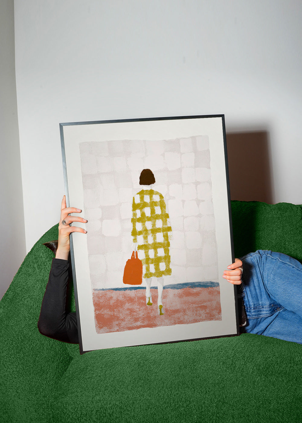 Illustration af kvinde set bagfra med ternet frakke – Product2