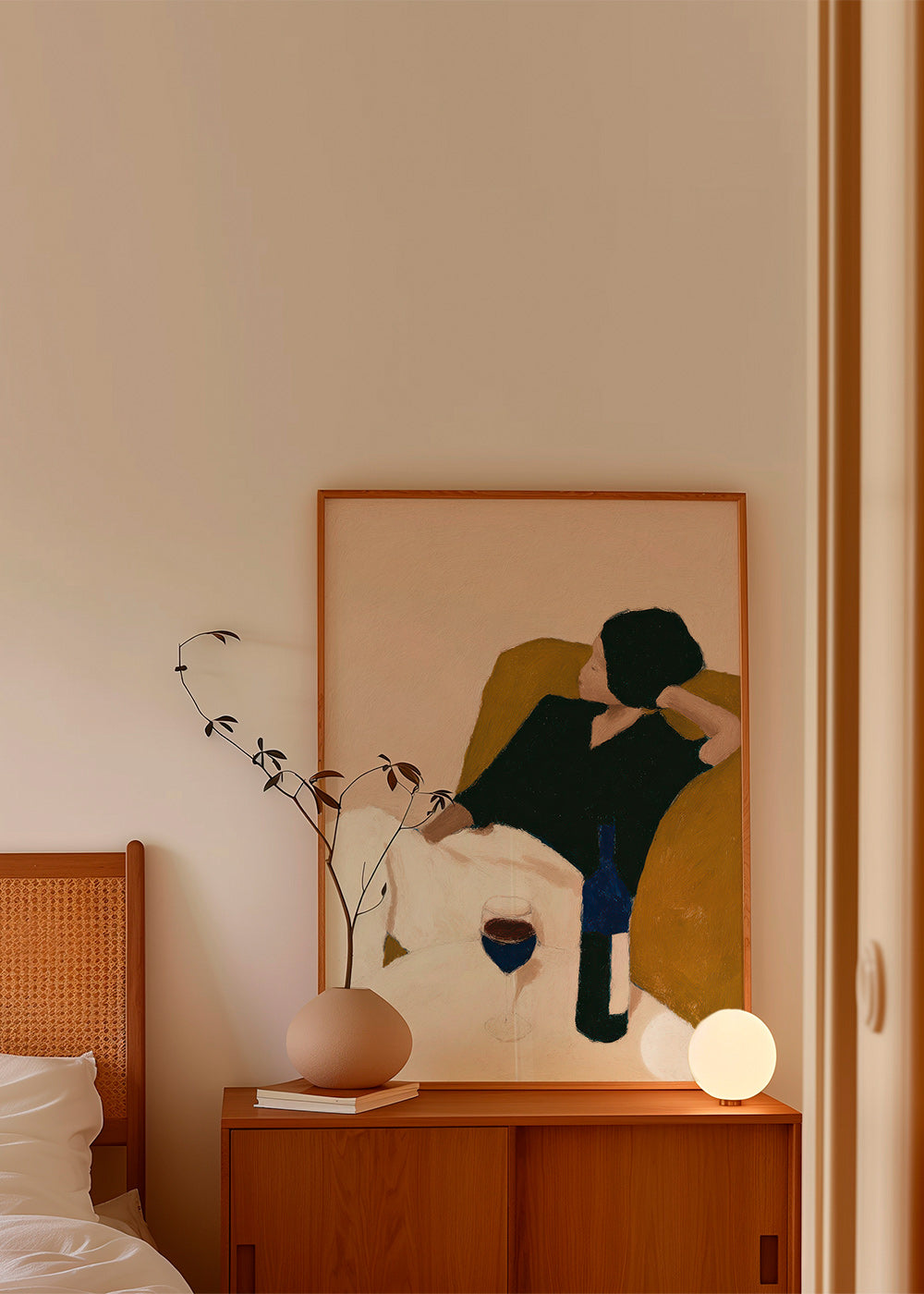 Køkkenkunst med vinflaske og sennepsfauteuil – Product3