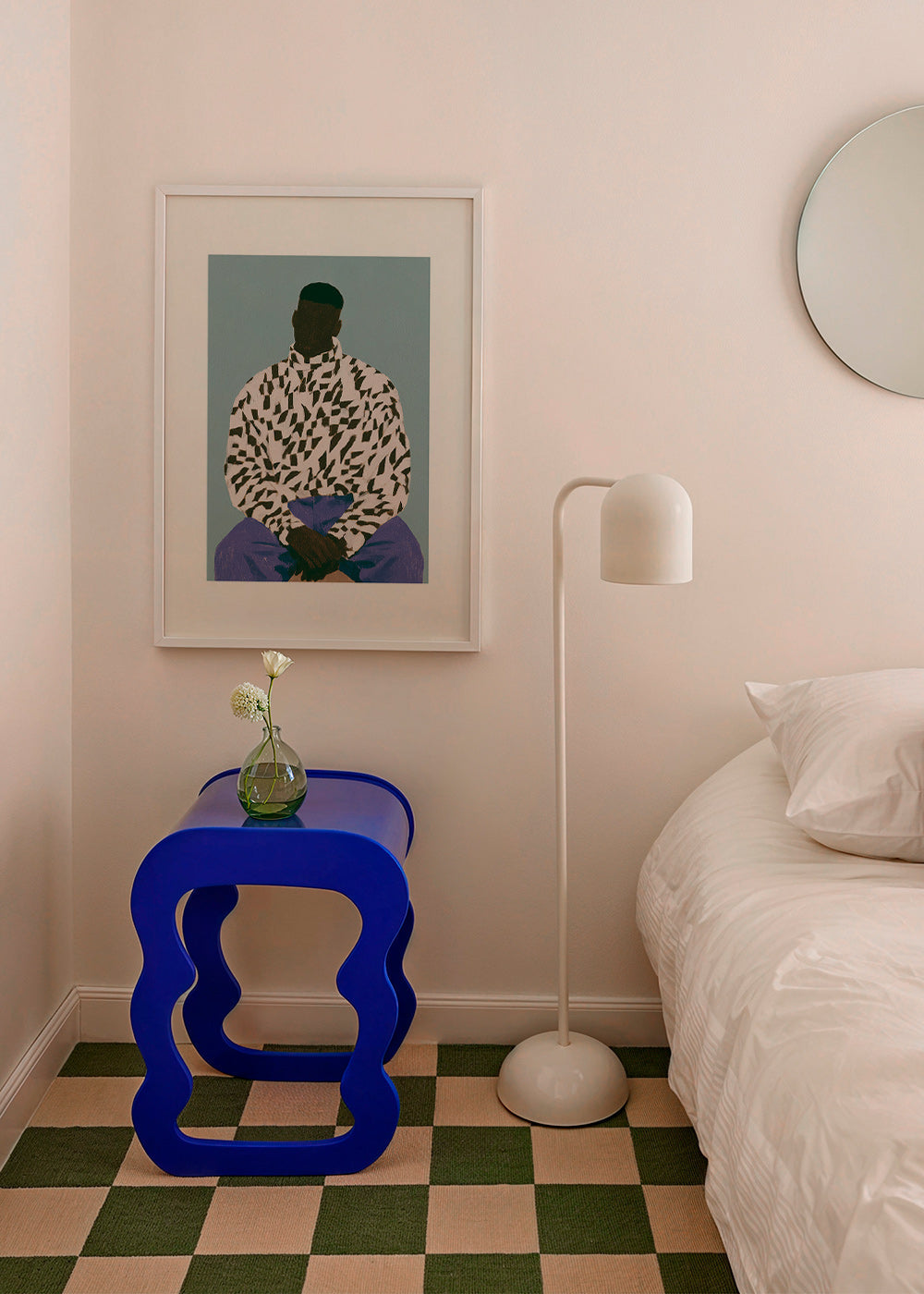 Illustration af siddende figur i mønstret skjorte – Product1