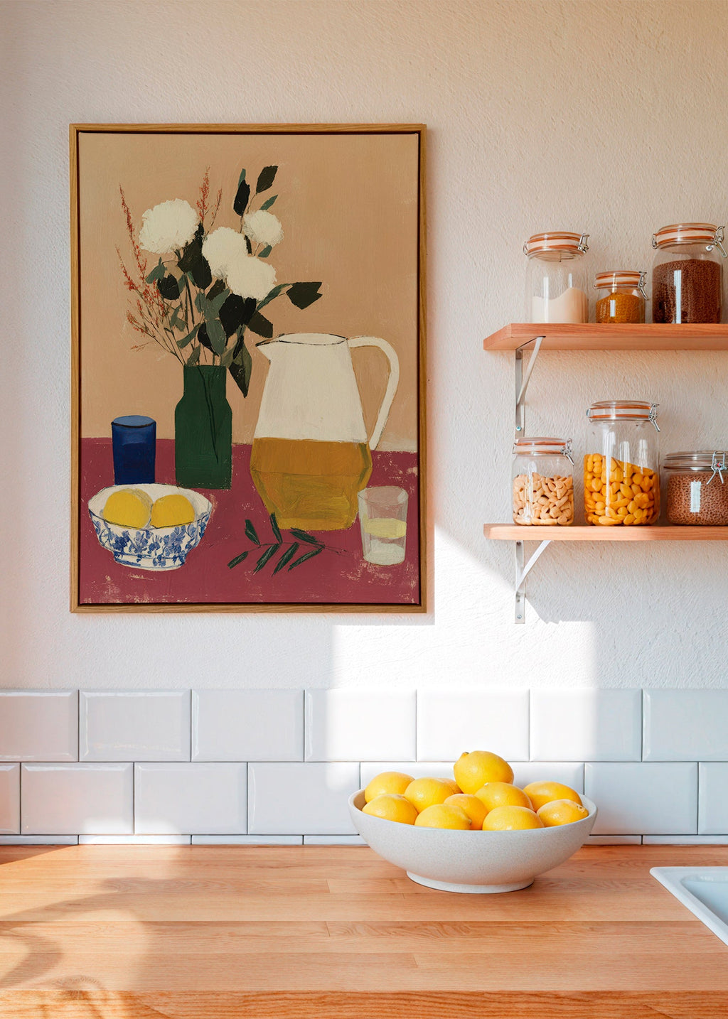 Køkkenkunst med kande og hvide blomster – Canvas2